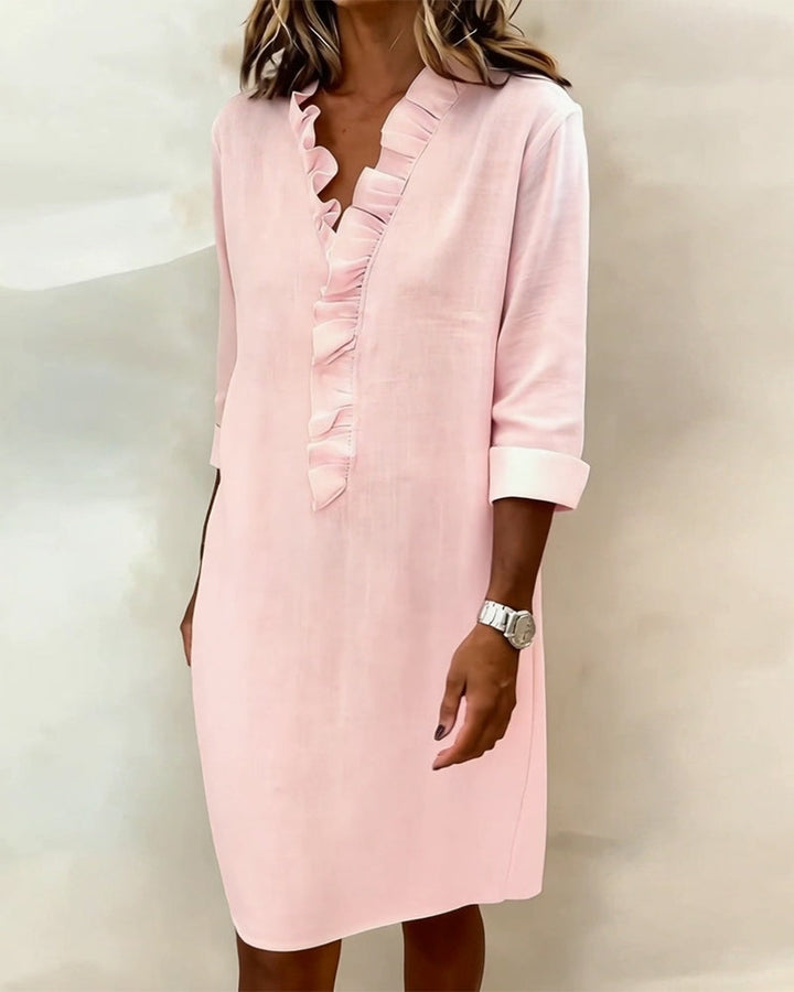 Vestido de mujer con cuello alto y detalles plisados