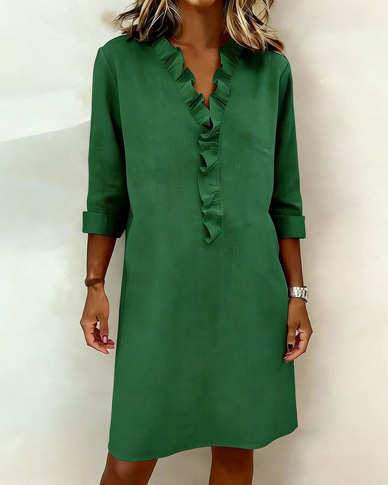 Vestido de mujer con cuello alto y detalles plisados