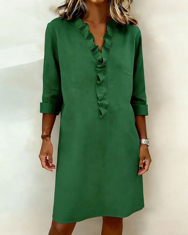 Vestido de mujer con cuello alto y detalles plisados