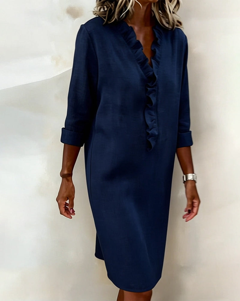 Vestido de mujer con cuello alto y detalles plisados