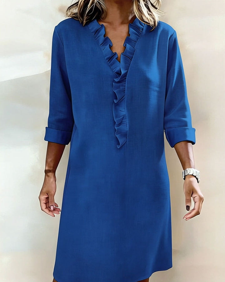Vestido de mujer con cuello alto y detalles plisados