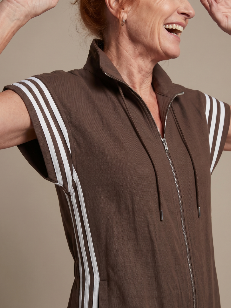 Mono para mujer de corte con cremallera y rayas deportivas