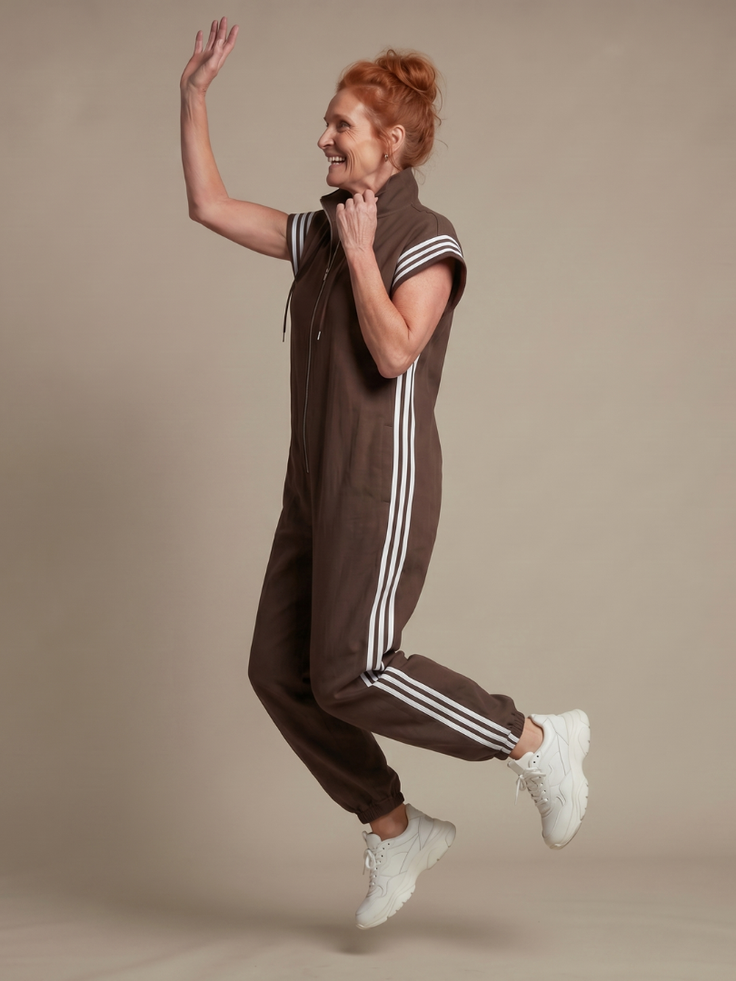 Mono para mujer de corte con cremallera y rayas deportivas