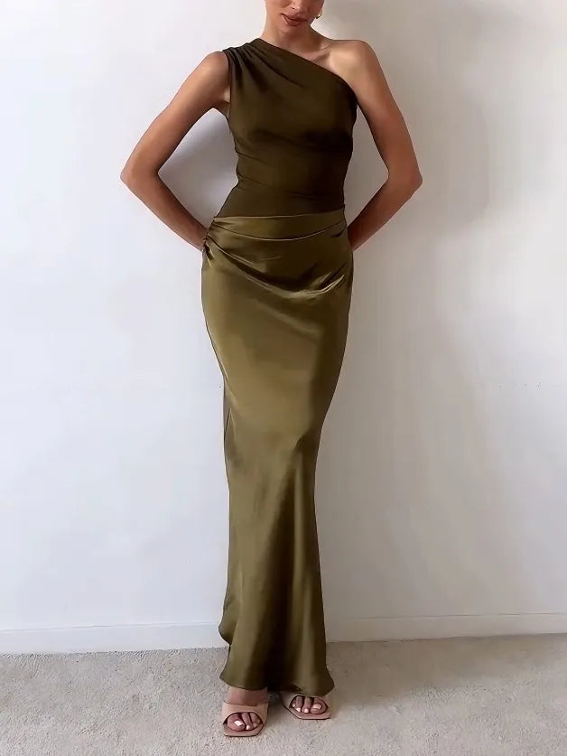 Elegantní plisované maxi šaty s odhaleným ramenem