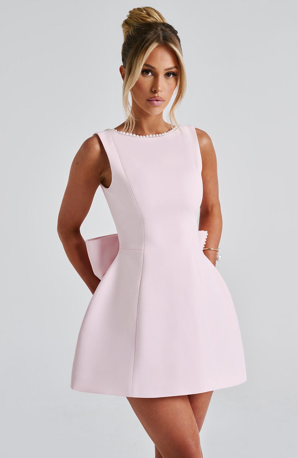 Elegantní mini šaty s uzlem pro ženy