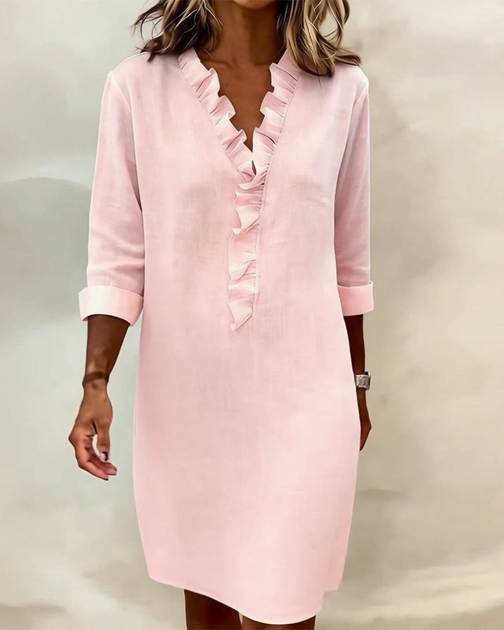 Vestido de mujer con cuello alto y detalles plisados
