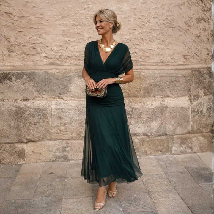 Dlouhé dámské šaty s překříženým výstřihem a elegantní siluetou