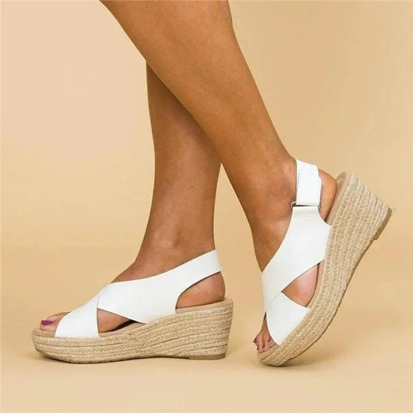 Dámské sandály na klínku – elegantní letní vzhled