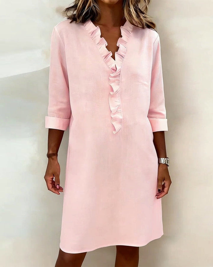 Vestido de mujer con cuello alto y detalles plisados