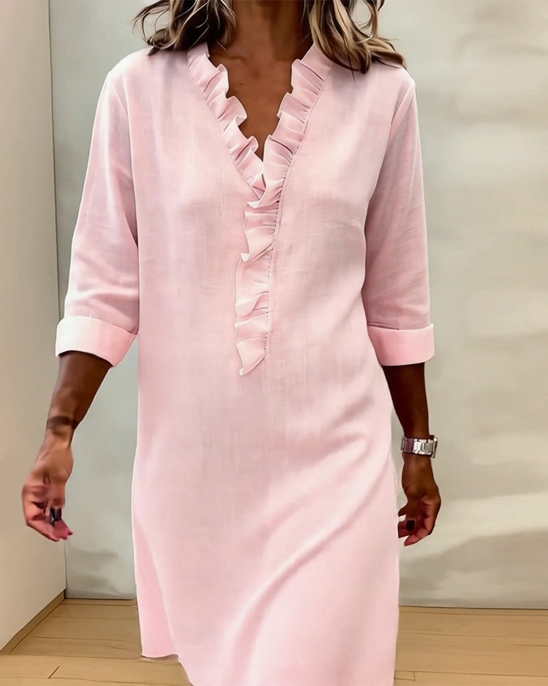 Vestido de mujer con cuello alto y detalles plisados