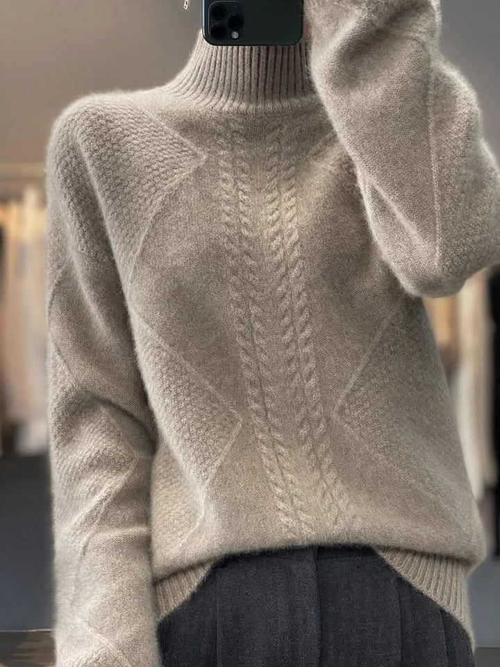 Maglione da donna a collo alto con motivo a trecce