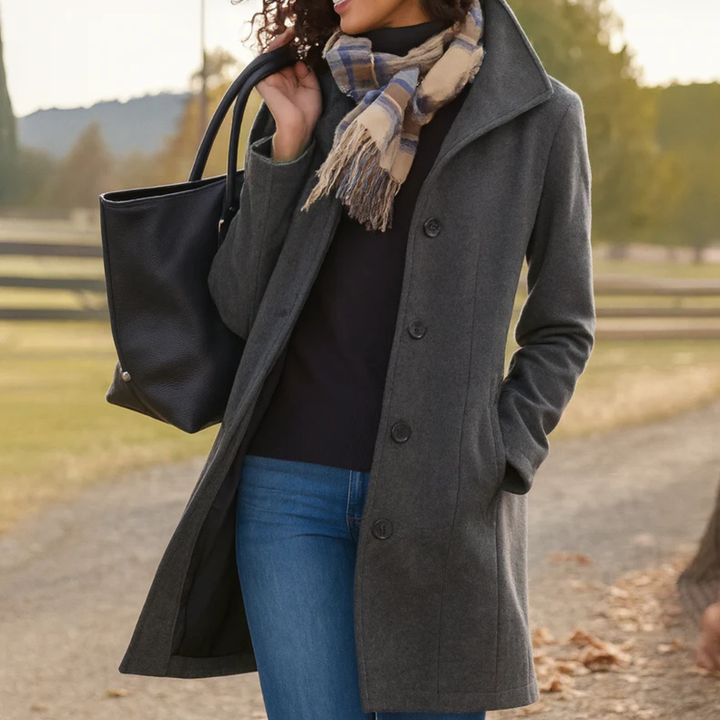 Cappotto elegante con bottoni da donna