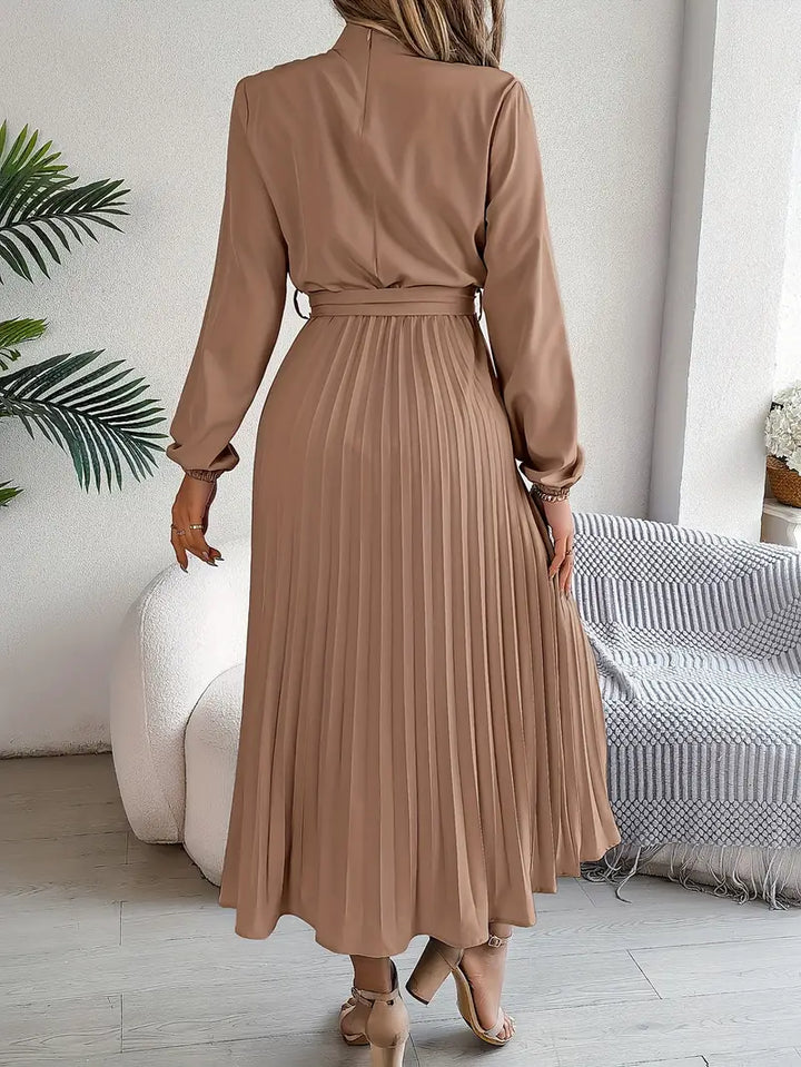 Vestito midi plissettato da donna con collo alto