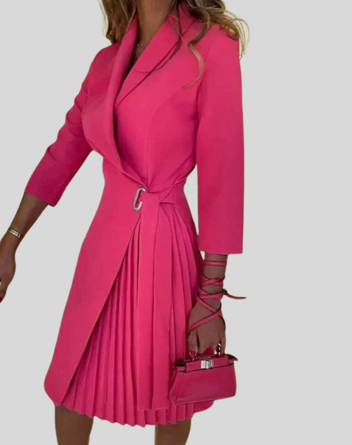 Abito da donna elegante plissettato con vita sagomata