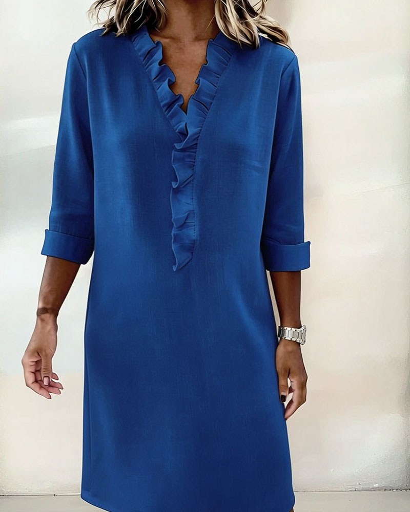 Vestido de mujer con cuello alto y detalles plisados