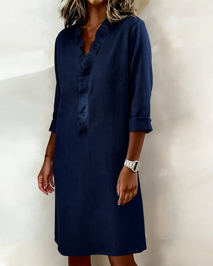 Vestido de mujer con cuello alto y detalles plisados