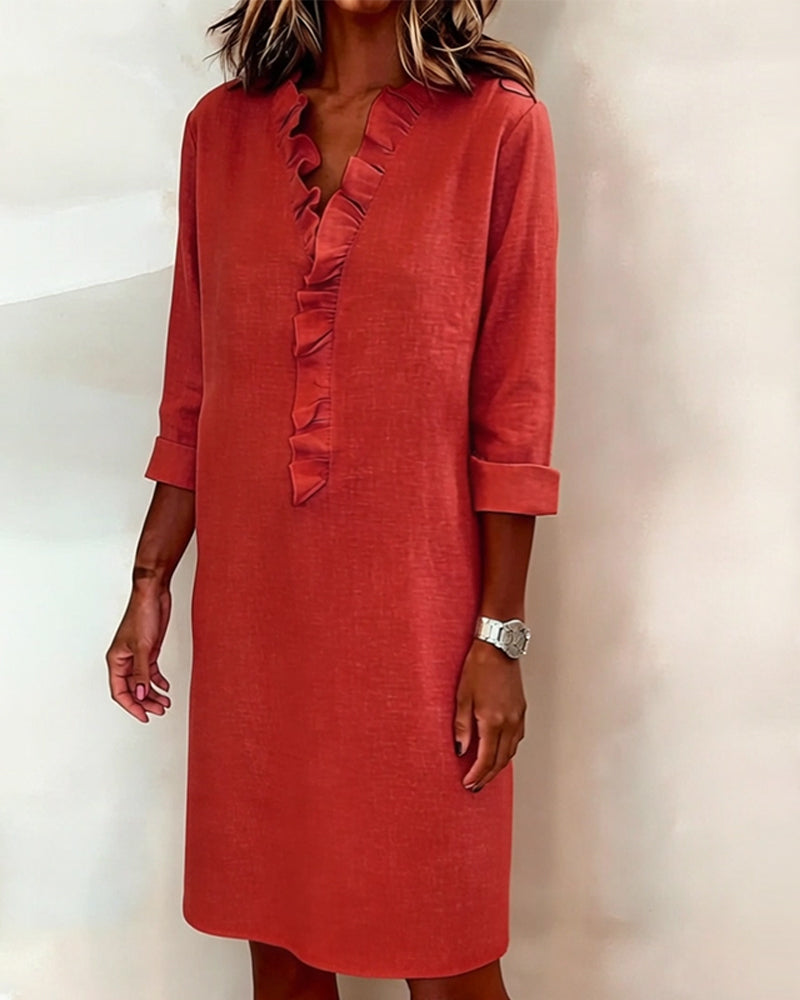 Vestido de mujer con cuello alto y detalles plisados
