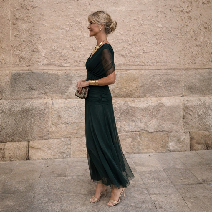 Dlouhé dámské šaty s překříženým výstřihem a elegantní siluetou