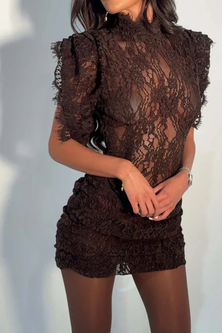 Elegantní těsné šaty bez rukávů s krajkovými detaily