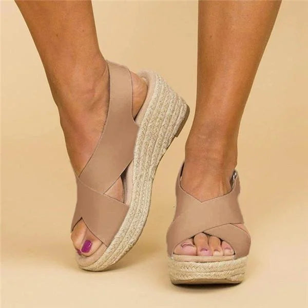 Dámské sandály na klínku – elegantní letní vzhled