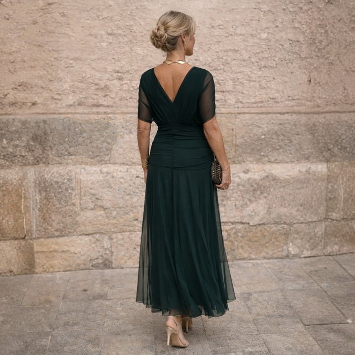 Dlouhé dámské šaty s překříženým výstřihem a elegantní siluetou