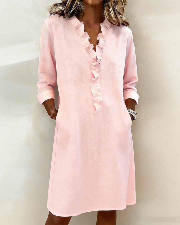 Vestido de mujer con cuello alto y detalles plisados