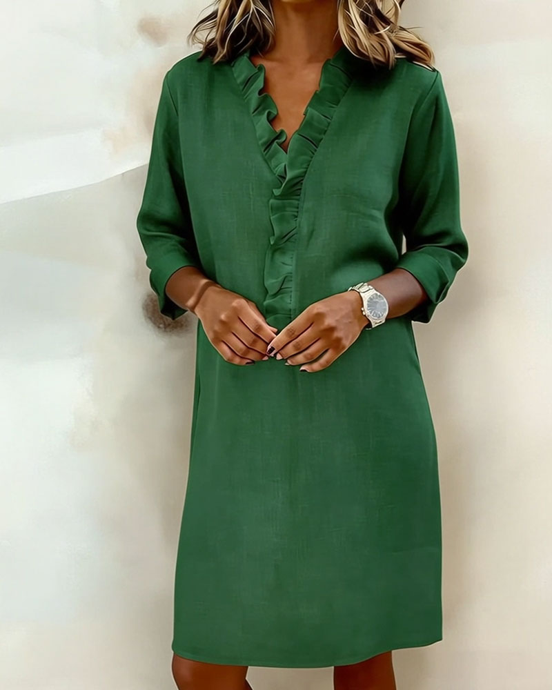 Vestido de mujer con cuello alto y detalles plisados