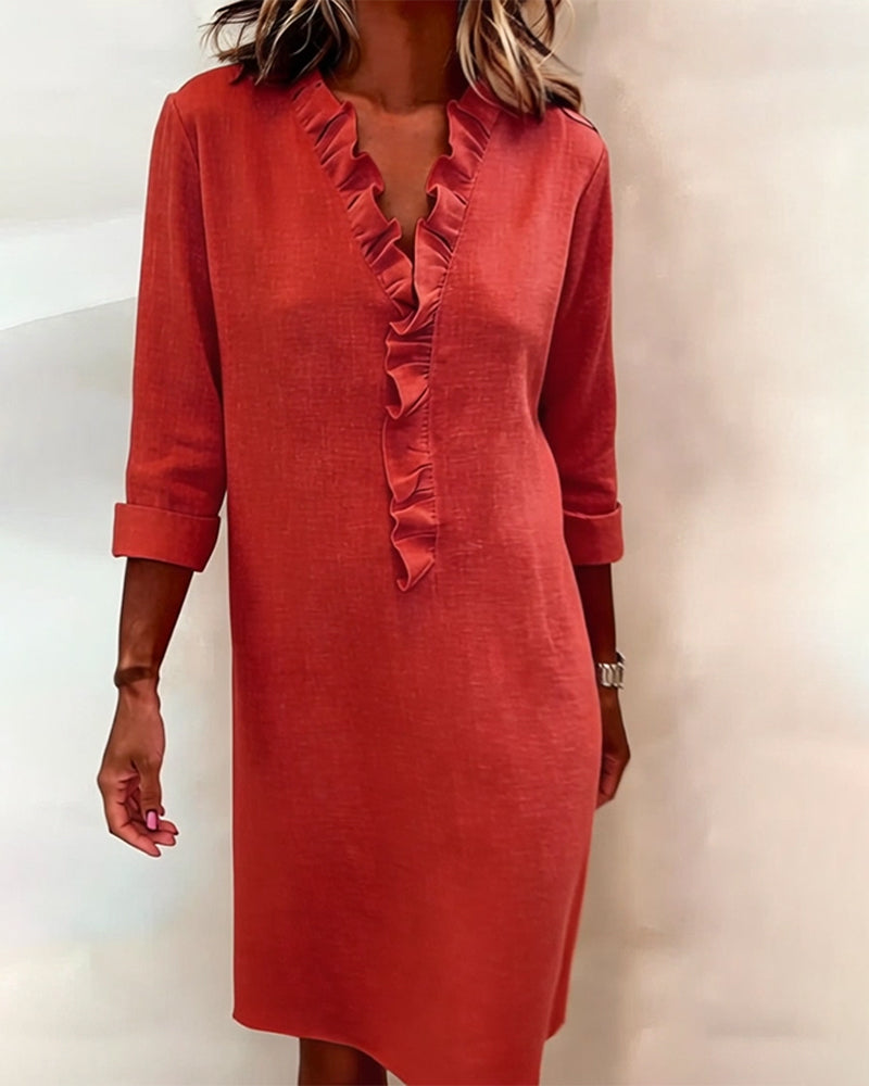 Vestido de mujer con cuello alto y detalles plisados