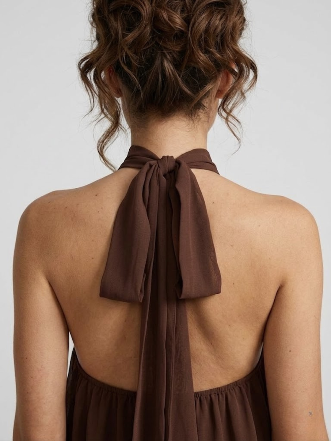 Robe courte femme dos nu col montant volants