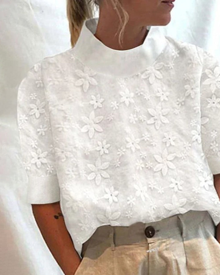 Elegantní dámská halenka s květinovou výšivkou a krátkými rukávy