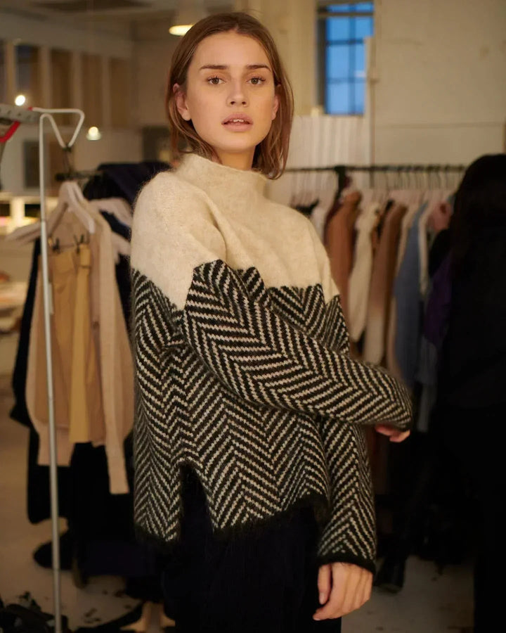 Maglione da donna a collo alto con motivo a contrasto