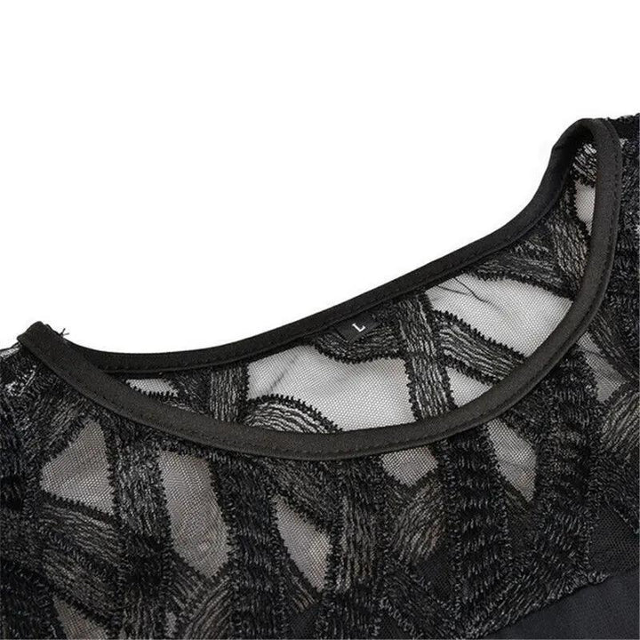 Vestito da donna in pizzo fluido con maniche 3/4 e orlo asimmetrico