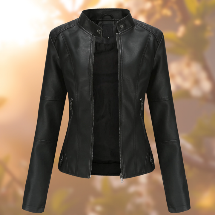 Chaqueta ajustada de cuero sintético roja: Elegancia audaz