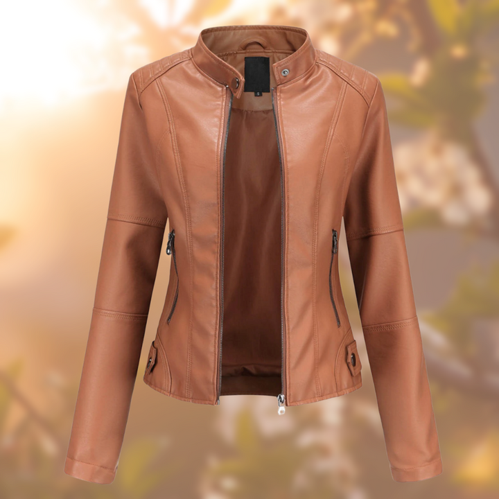 Chaqueta ajustada de cuero sintético roja: Elegancia audaz