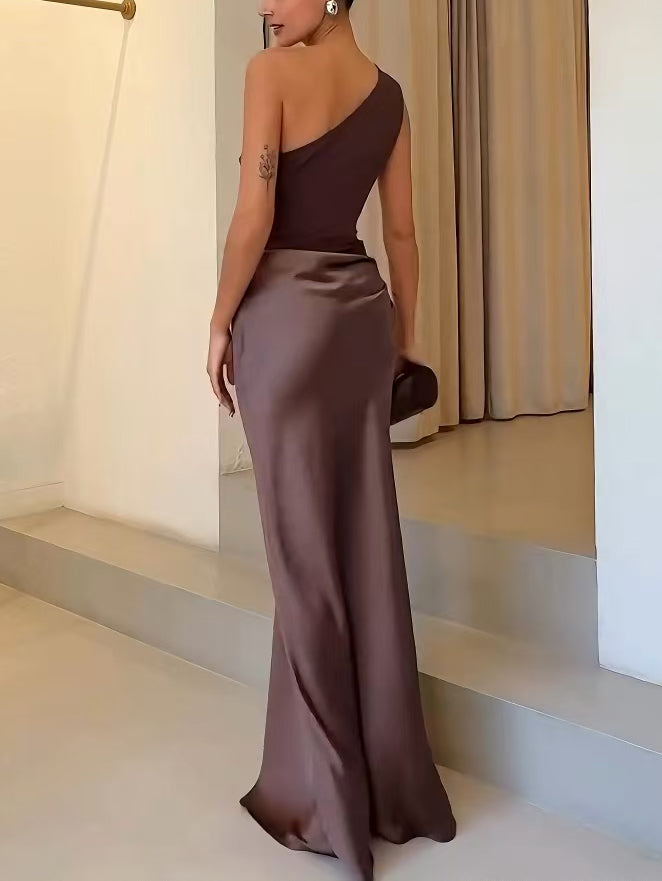 Elegantní plisované maxi šaty s odhaleným ramenem