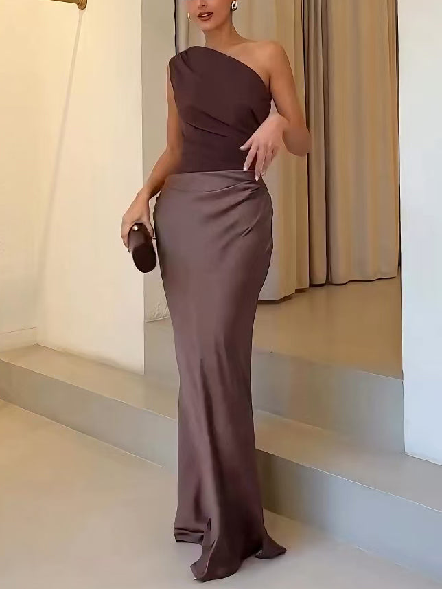 Elegantní plisované maxi šaty s odhaleným ramenem