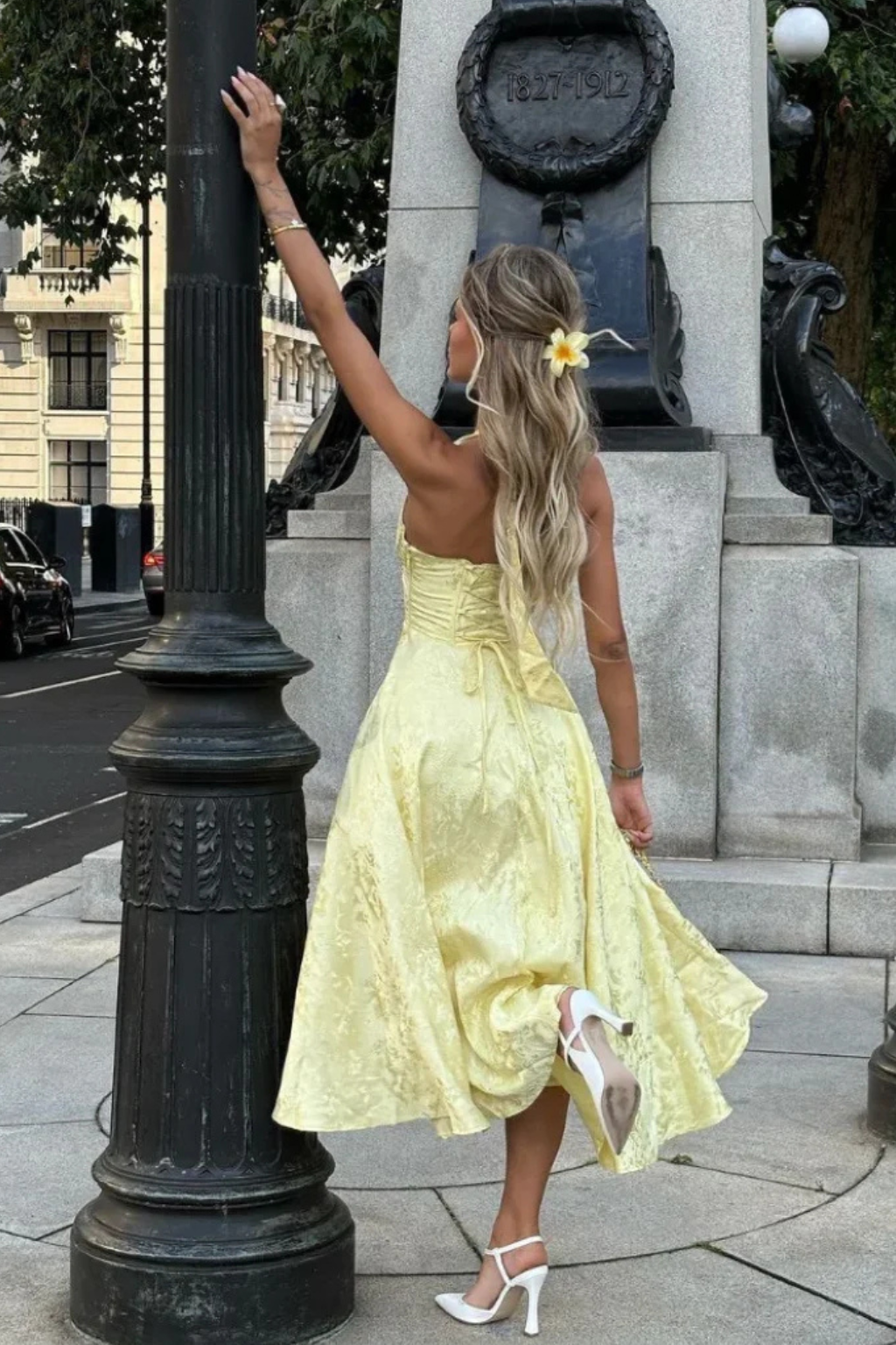 Elegantní midi dámské šaty s halter výstřihem a odhalenými zády na letní svatbu