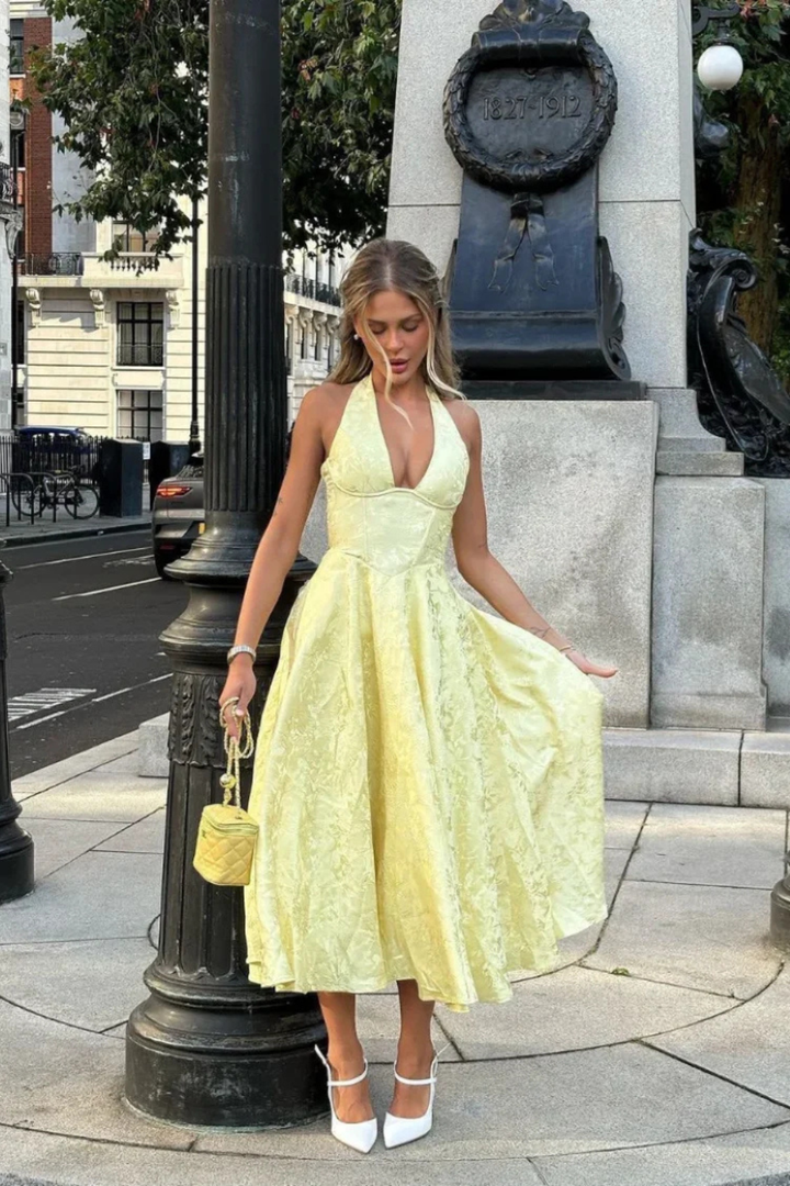 Elegantní midi dámské šaty s halter výstřihem a odhalenými zády na letní svatbu