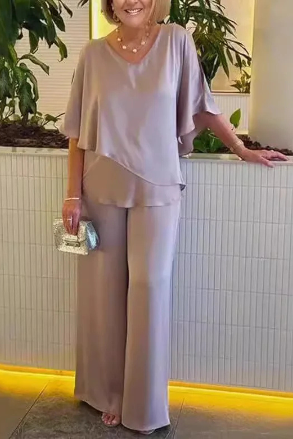 Elegantní dámský dvoudílný set s výstřihem do V, netopýřími rukávy a širokými kalhotami