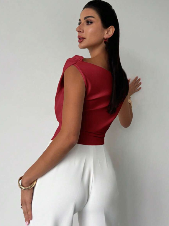 Elegantní top s volánem na rameni