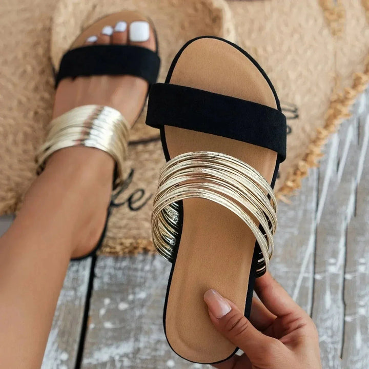 Elegantní dámské sandály s kovovými pásky na ploché podrážce
