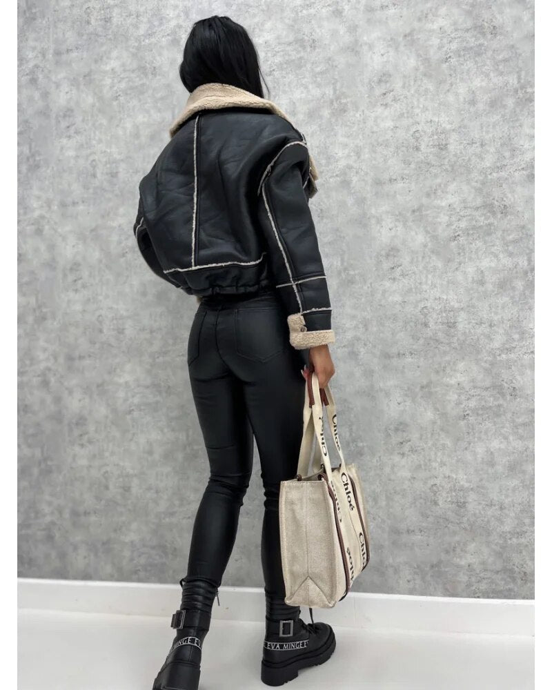 Chaqueta corta de mujer estilo motero con cuello en contraste