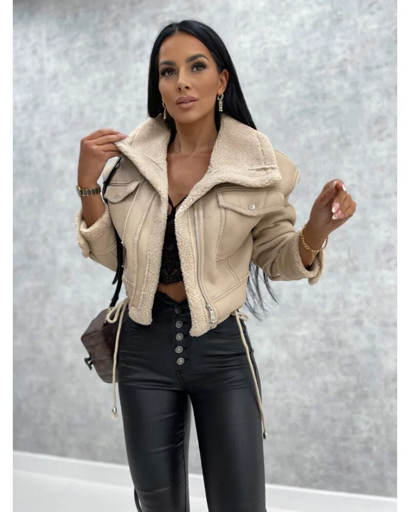 Chaqueta corta de mujer estilo motero con cuello en contraste