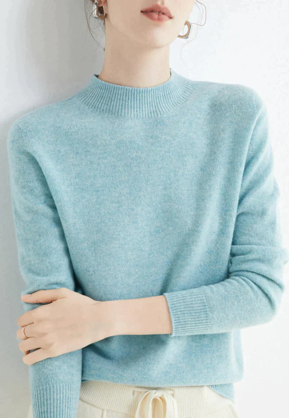 Maglia da donna a collo alto dal taglio elegante