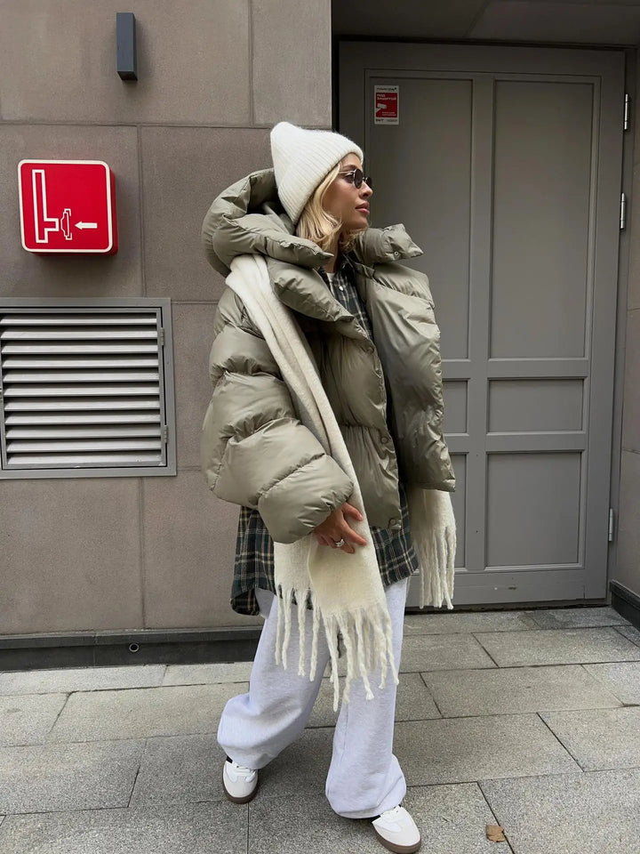Γυναικείο χειμωνιάτικο φουσκωτό μπουφάν με κουκούλα και εξαιρετικά όγκο-φουσκωτό σχέδιο