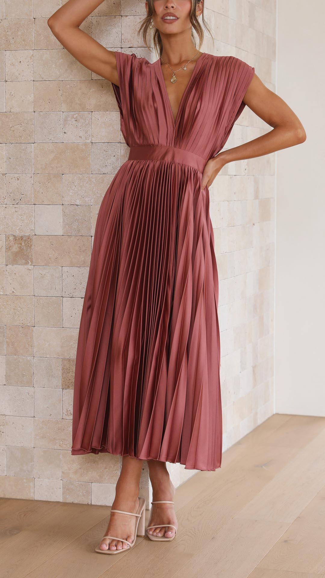 Elegantní plisované midi šaty s výstřihem do V pro ženy