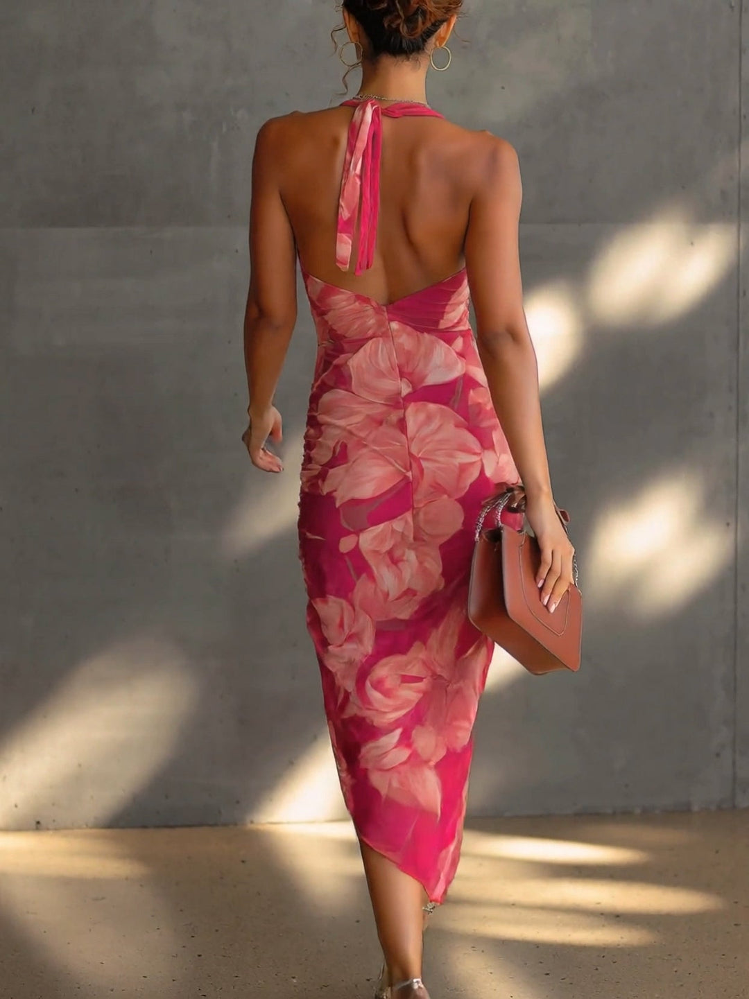 Vestito midi da donna drappeggiato con schiena scoperta e stampa floreale
