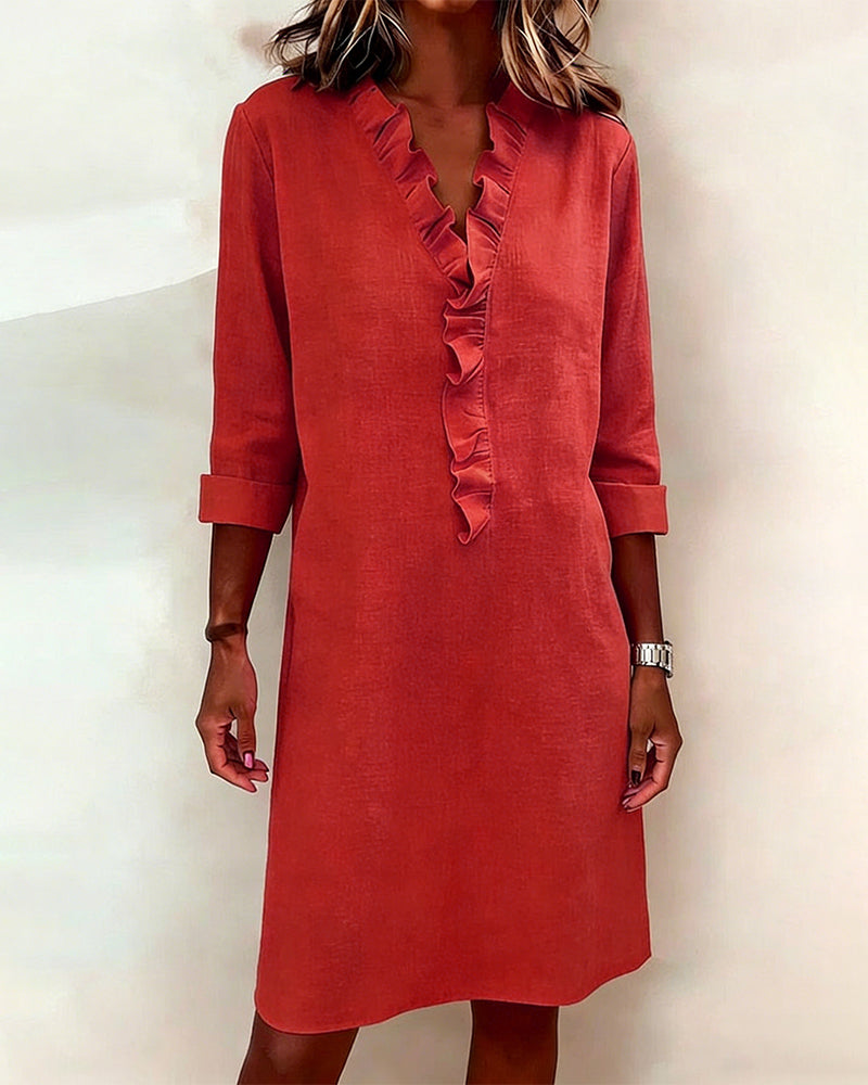 Vestido de mujer con cuello alto y detalles plisados