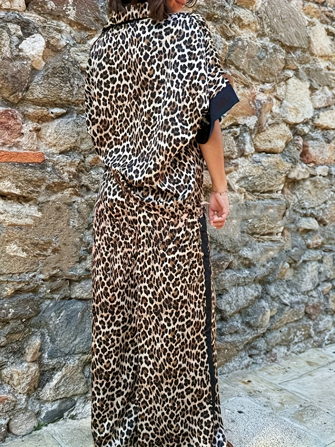 Ολόσωμη γυναικεία φόρμα με λεοπάρ σχέδιο, φαρδιά πόδια και γιακά πουκάμισου