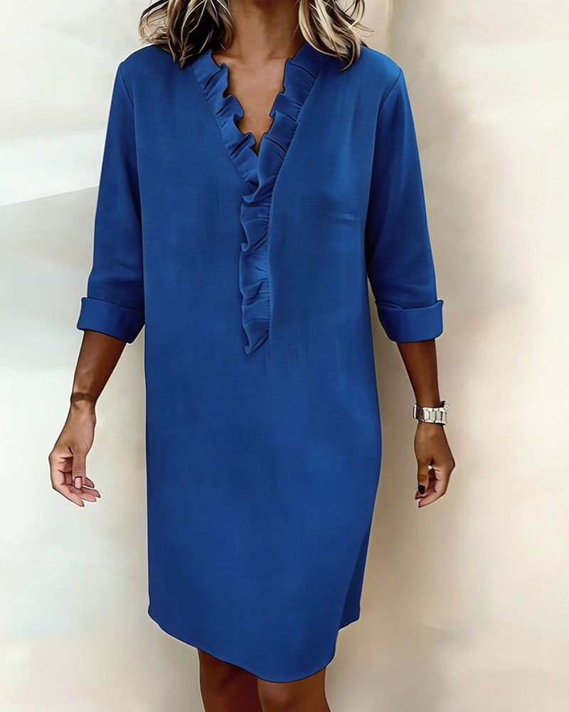 Vestido de mujer con cuello alto y detalles plisados